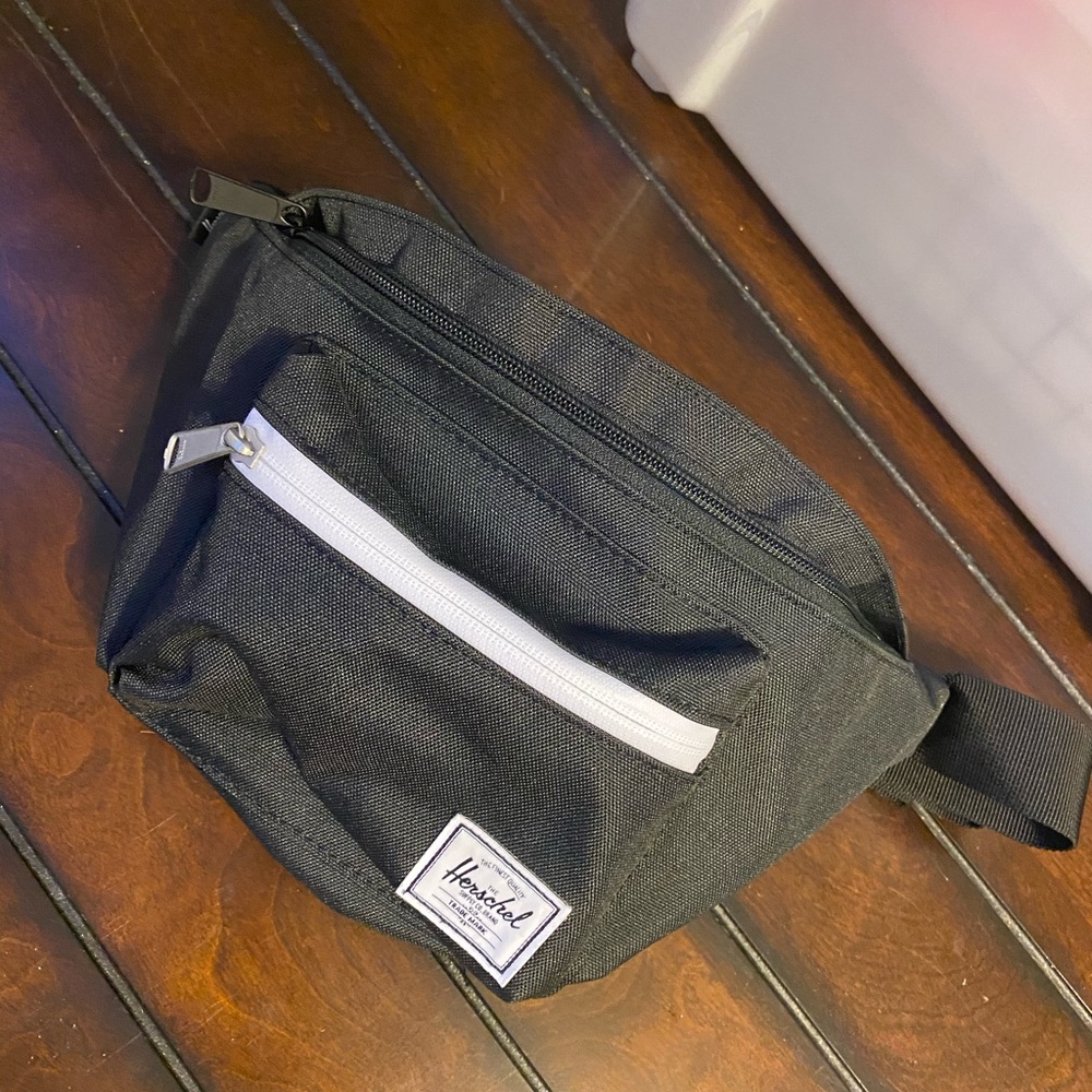 NWOT Herschel Seventeen Hip pack